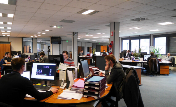 Personnes qui travaillent dans les bureaux de Corelec