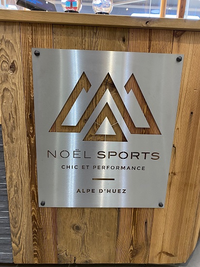 Enseigne en inox de Noël Sports - Corelec
