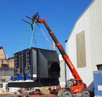 Grue déchargeant du matériel Corelec