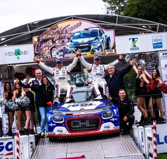 Podium d'une équipe de rallye sponsorisée par Corelec