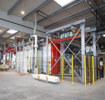 Ligne de lasure convoyage automatique et application de lasure robotisée