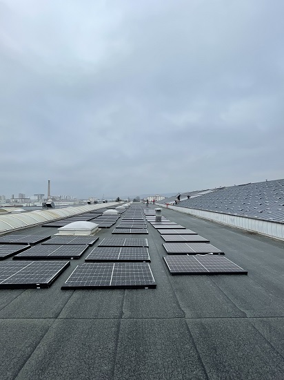 Panneaux photovoltaiques en cours d'installation - CORELEC Equipements