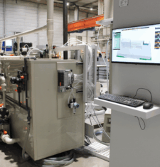 Vue de la machine destinée à traiter l'intérieur des ballons inox avec vue sur logiciel de supervision