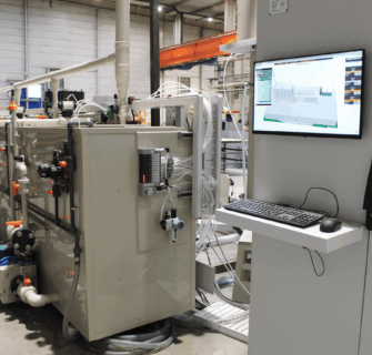 Vue de la machine destinée à traiter l'intérieur des ballons inox avec vue sur logiciel de supervision