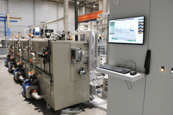 Vue de la machine destinée à traiter l'intérieur des ballons inox avec vue sur logiciel de supervision