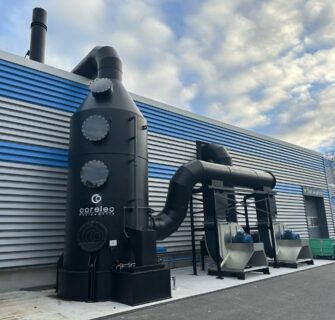 Vue d'un laveur de gaz et de son système de ventilation