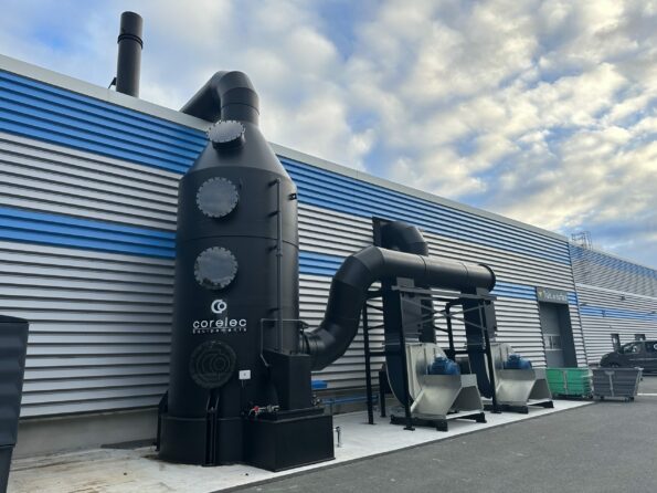 Vue d'un laveur de gaz et de son système de ventilation