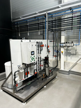Traitement des rinçages recyclés par filtration automatique DUPLEX, stérilisation par photooxydation et par finition sur résine échangeuse d’ions